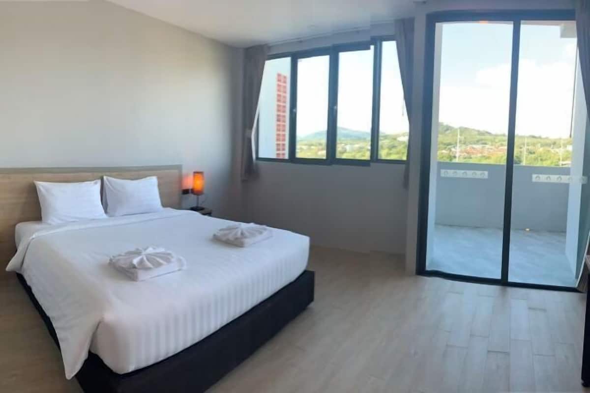 Ropa de cama de alta calidad y caja de seguridad en la habitación