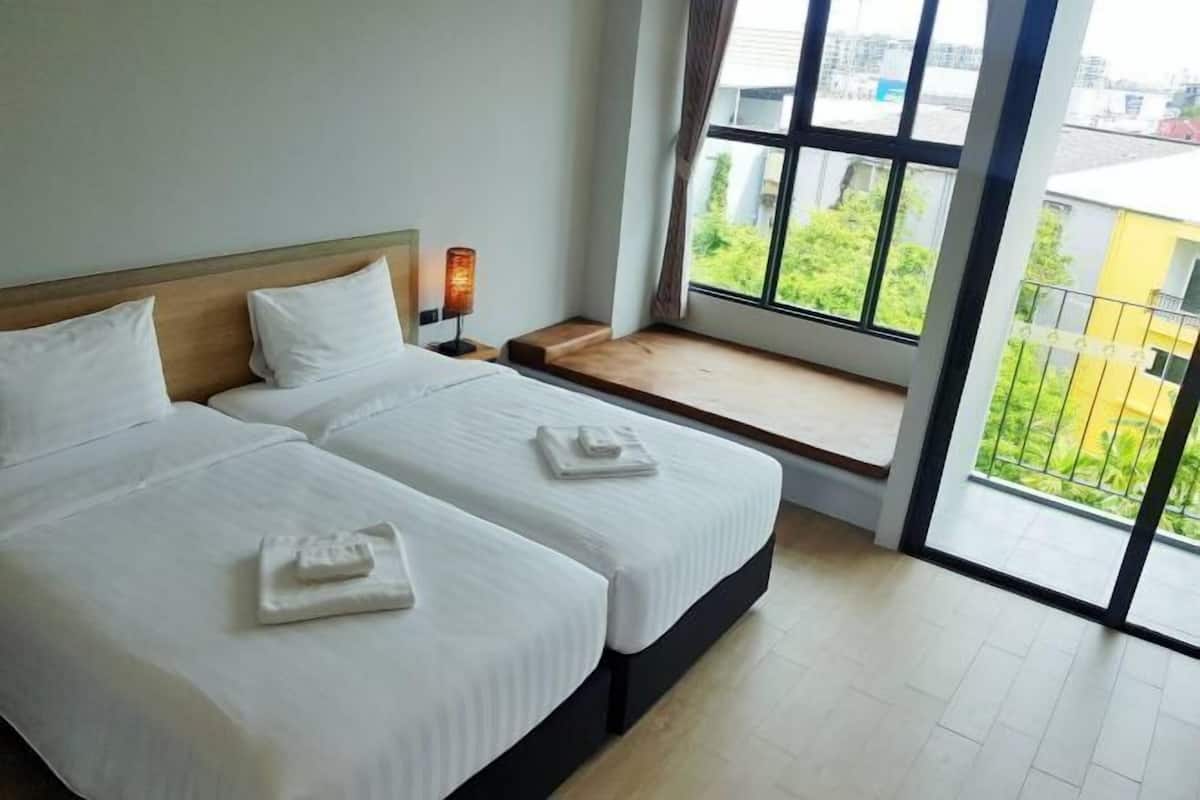 Ropa de cama de alta calidad y caja de seguridad en la habitación