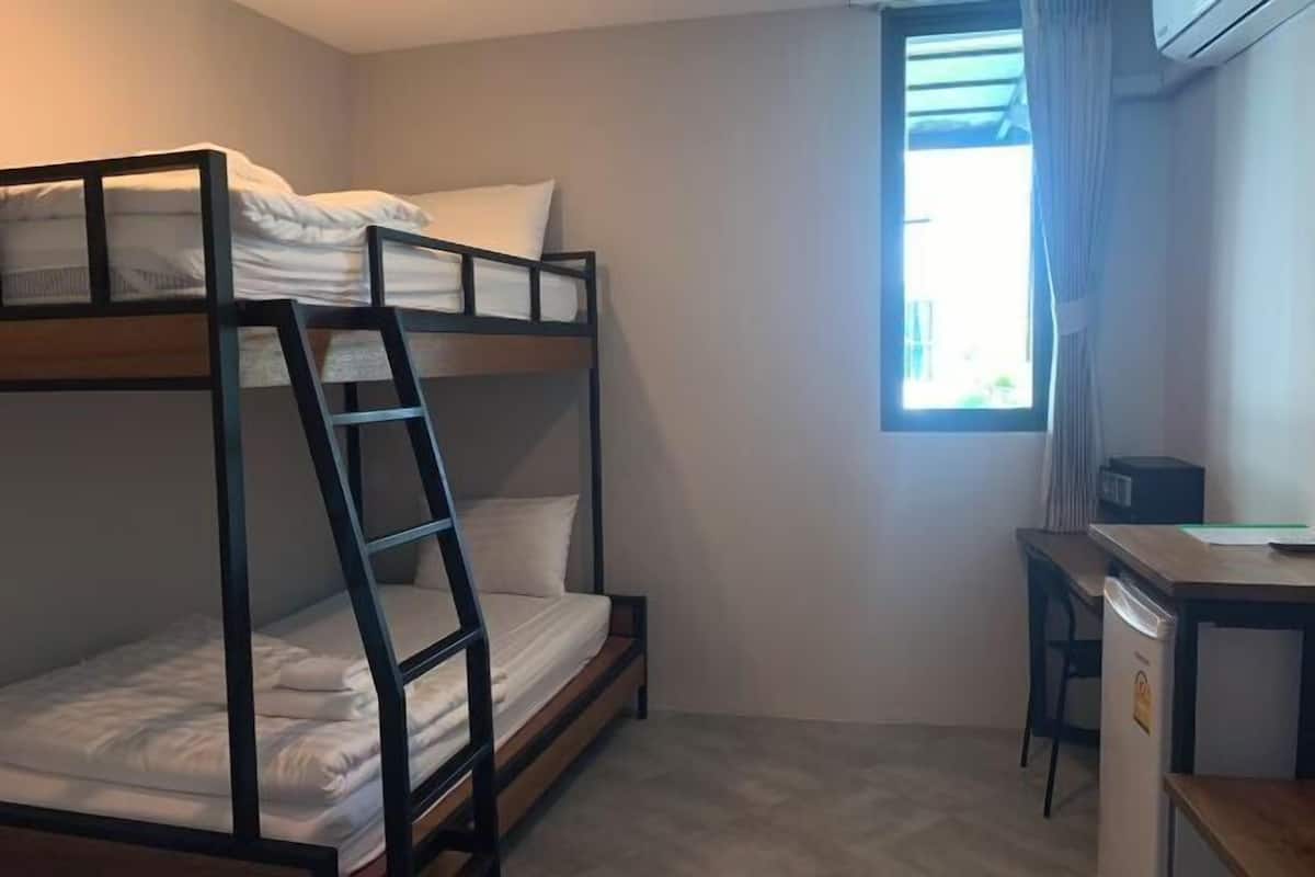 Ropa de cama de alta calidad y caja de seguridad en la habitación