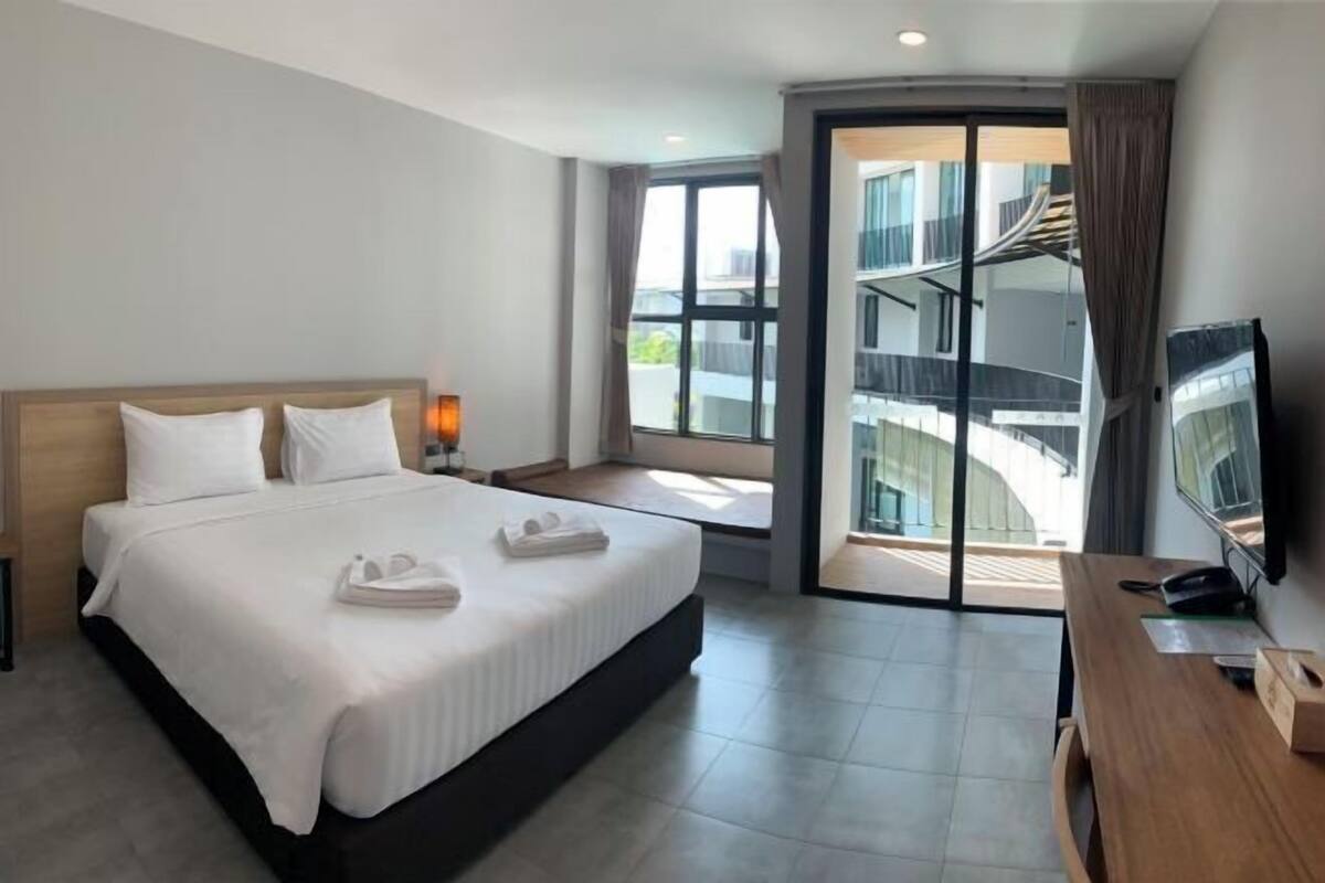 Ropa de cama de alta calidad y caja de seguridad en la habitación 