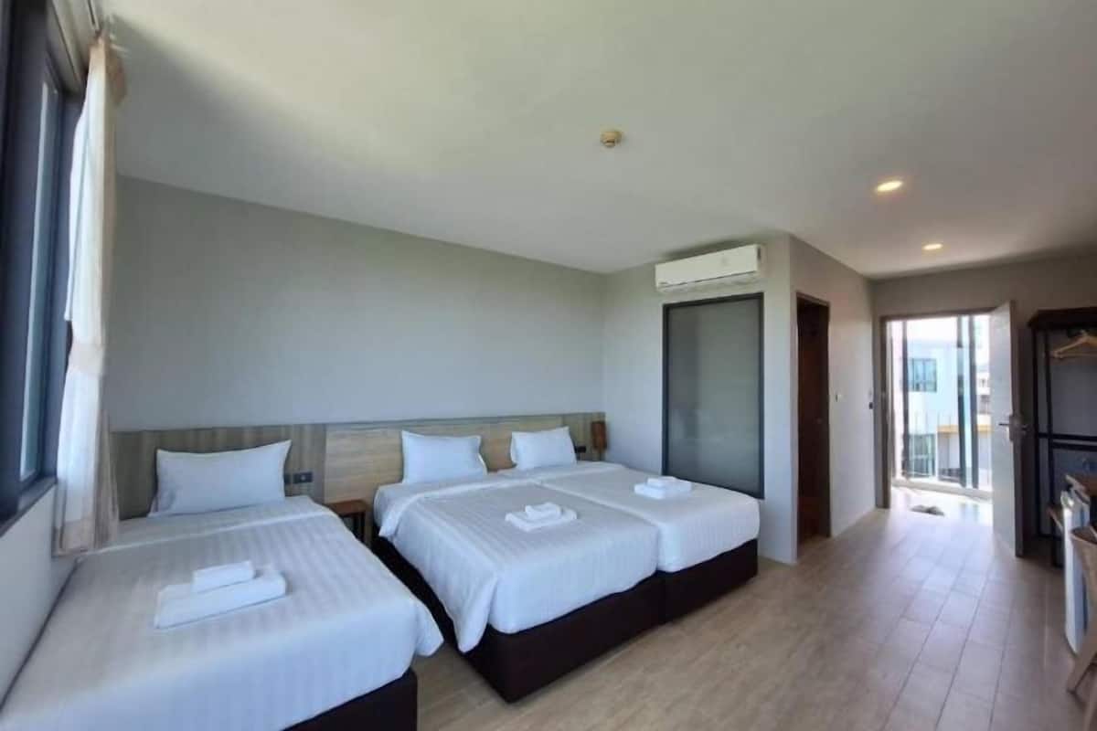Ropa de cama de alta calidad y caja de seguridad en la habitación