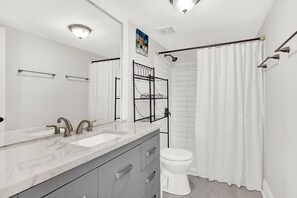 Dusche, kostenlose Toilettenartikel, Haartrockner, Handtücher