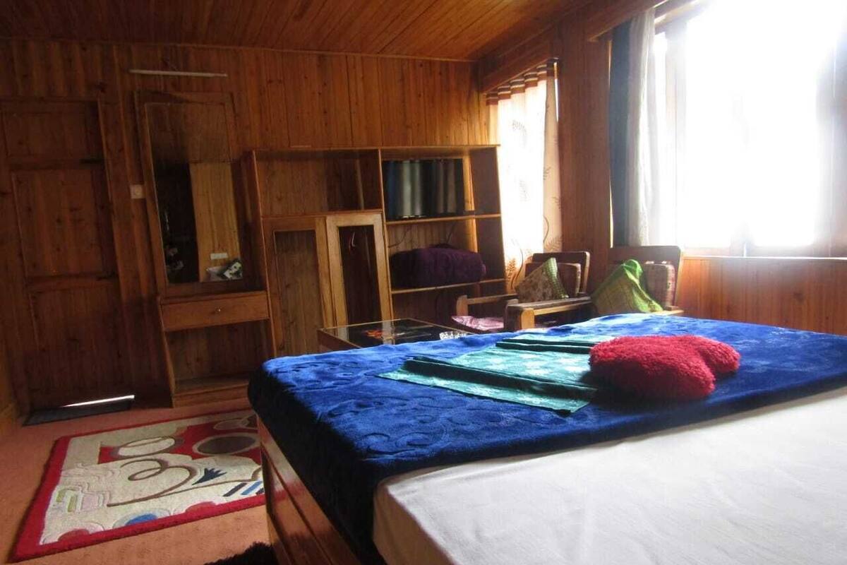 Luxury Room, Lake View | In-room dining