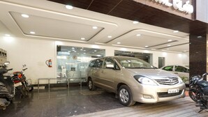 Parkir mandiri gratis dan parkir valet gratis