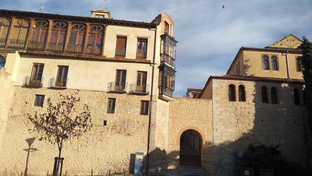 A historic building with a stone facade, multiple balconies, and an arched entrance. - Wonderful apartment in the Jewish quarter (Segovia)