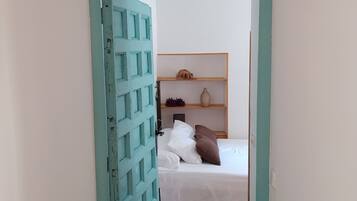 2 chambres, bureau, fer et planche Ă repasser, lit parapluie