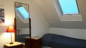 2 bedrooms, iron/ironing board, WiFi