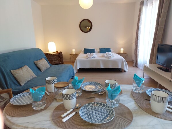 2 bedrooms, desk, iron/ironing board, travel cot