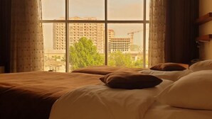 Peralatan tempat tidur premium, bar mini, ruang kerja komputer riba 