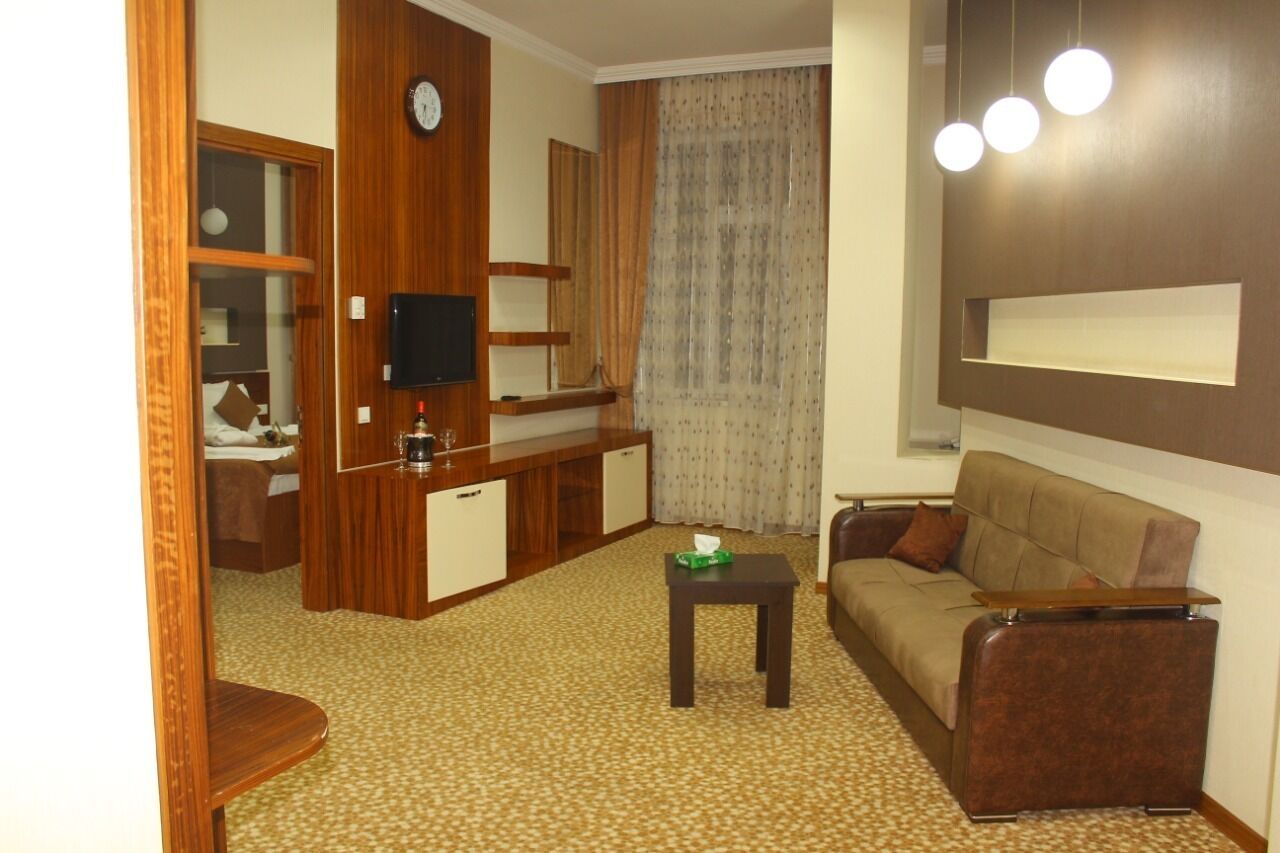 Premium bedding, minibar, laptop workspace, blackout curtains
