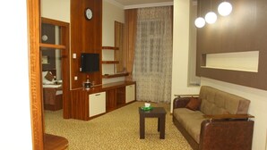 Peralatan tempat tidur premium, bar mini, ruang kerja komputer riba 