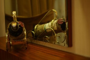 Un objeto decorativo sobre una superficie de madera, posiblemente un mueble o un soporte.