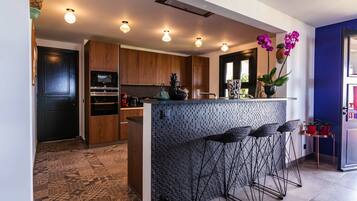 雪櫃、微波爐、焗爐、爐具