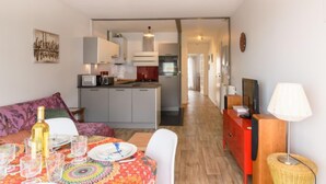 Um apartamento moderno com sala de jantar, cozinha e área de estar.