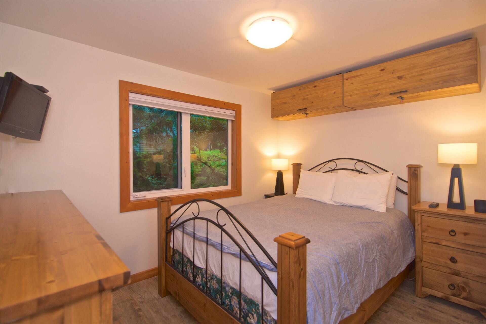 Cozy Creekside townhome. Walk to lifts! Fireplace, in-suite laundry, free parking. Newly renovated