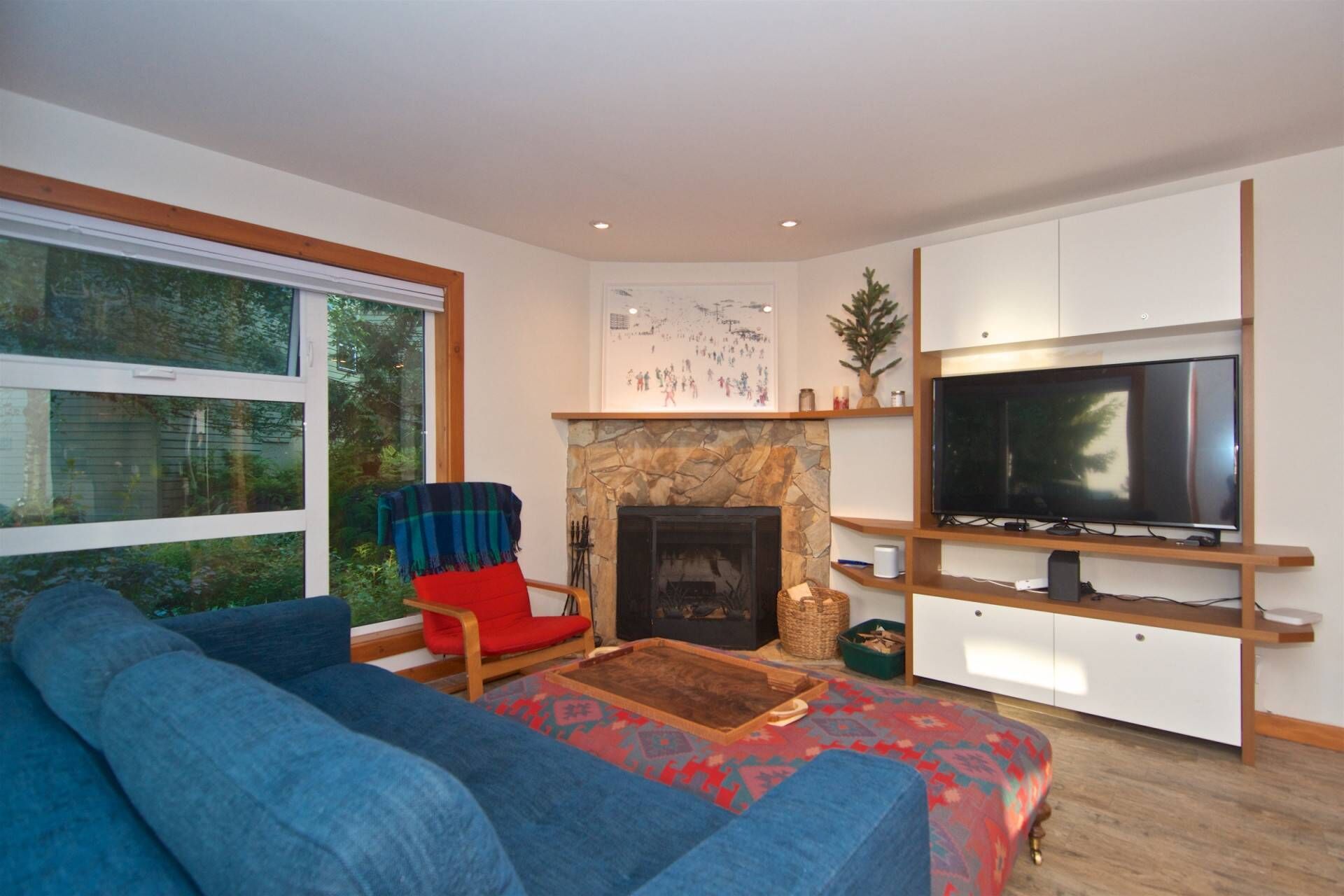 Cozy Creekside townhome. Walk to lifts! Fireplace, in-suite laundry, free parking. Newly renovated