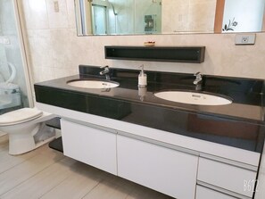 A modern bathroom with two sinks, a toilet, and a mirror above the sink. - Good days in Liko (Kaohsiung)