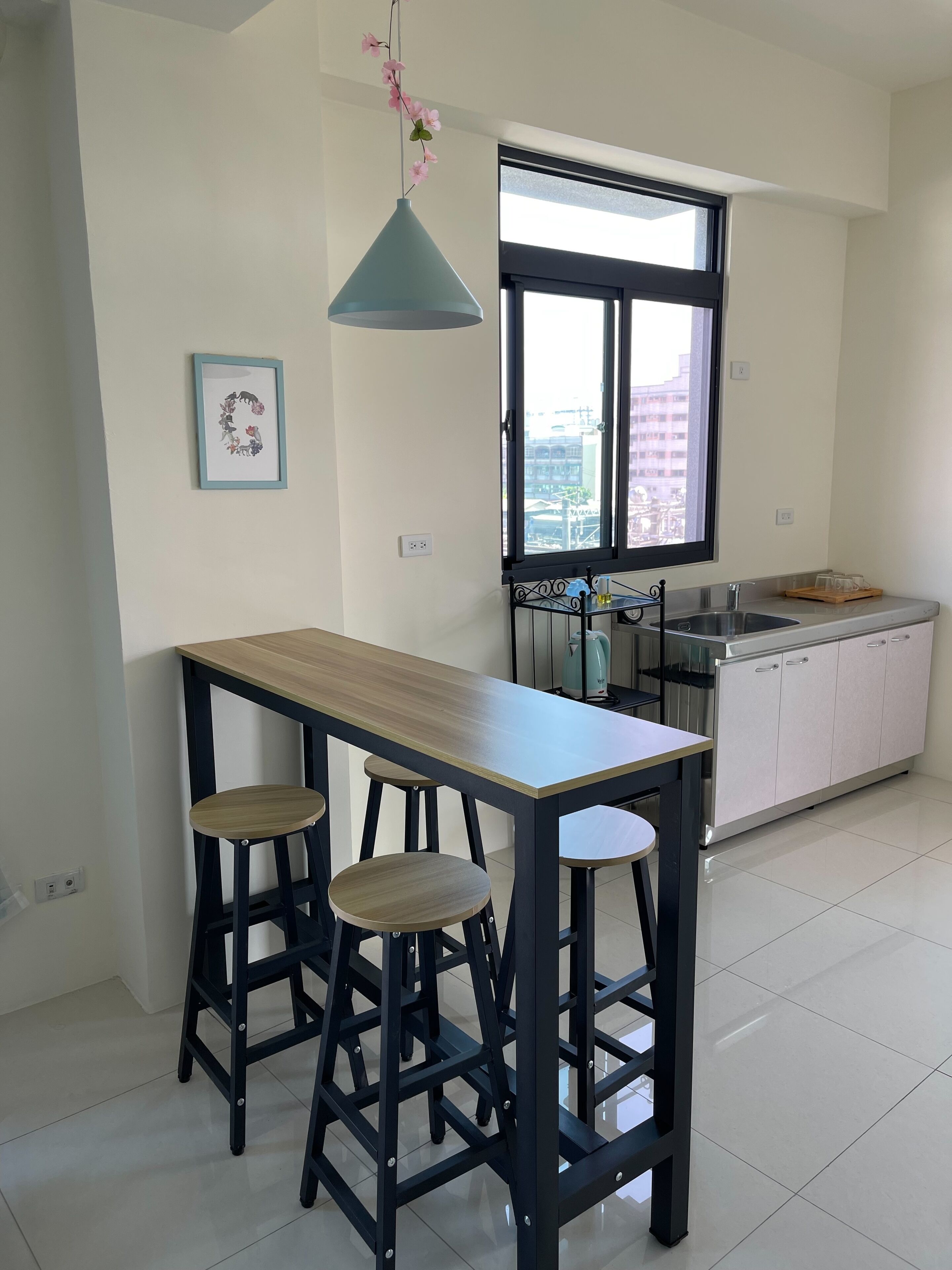 Family Room | Private kitchen | Shared fridge, paper towels