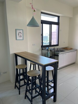 Familiekamer | Privékeuken | Een koelkast, keukenpapier