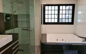 舒適別墅 | 浴室 | 淋浴設備、免費盥洗用品、吹風機、拖鞋