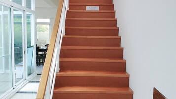 Comfort Villa | Living area | 42-inch flat-screen TV with digital channels, TV