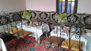 Tägliches inbegriffenes kontinentales Frühstück