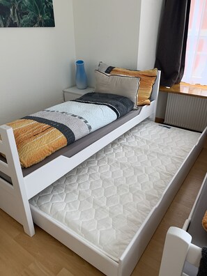 2 quartos, individualmente decorados, individualmente mobiliados