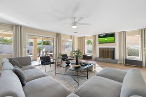 Una Smart TV, una chimenea, libros