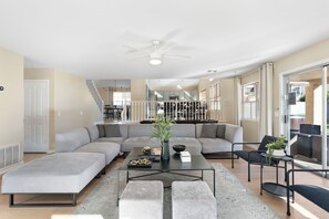 Smart-TV, Kamin, Bücher
