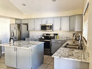 冷蔵庫、電子レンジ、オーブン、コンロ