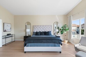 5 Schlafzimmer, Schreibtisch, Bügeleisen/Bügelbrett, Reisekinderbett
