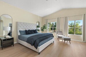 5 bedrooms, desk, iron/ironing board, travel cot