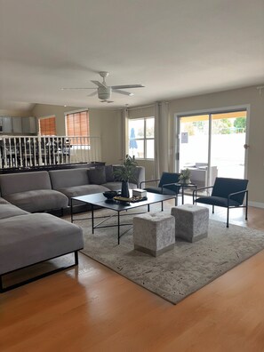 スマートテレビ、暖炉、書庫