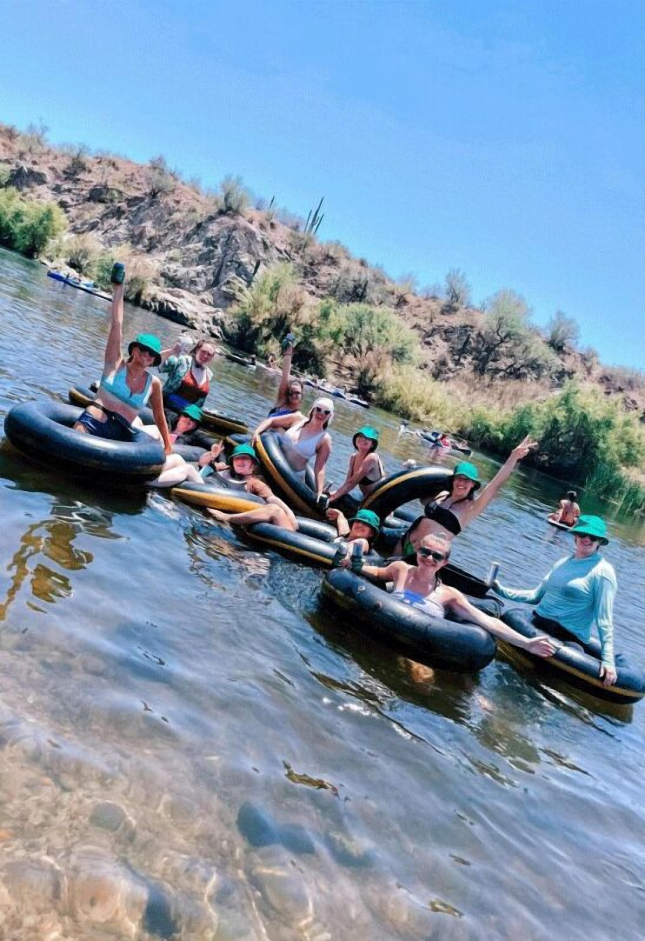 Un groupe de personnes sur des radeaux gonflables dans une rivière.
