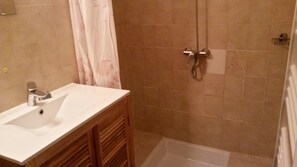 Secadora de cabello, jabón, papel de baño 