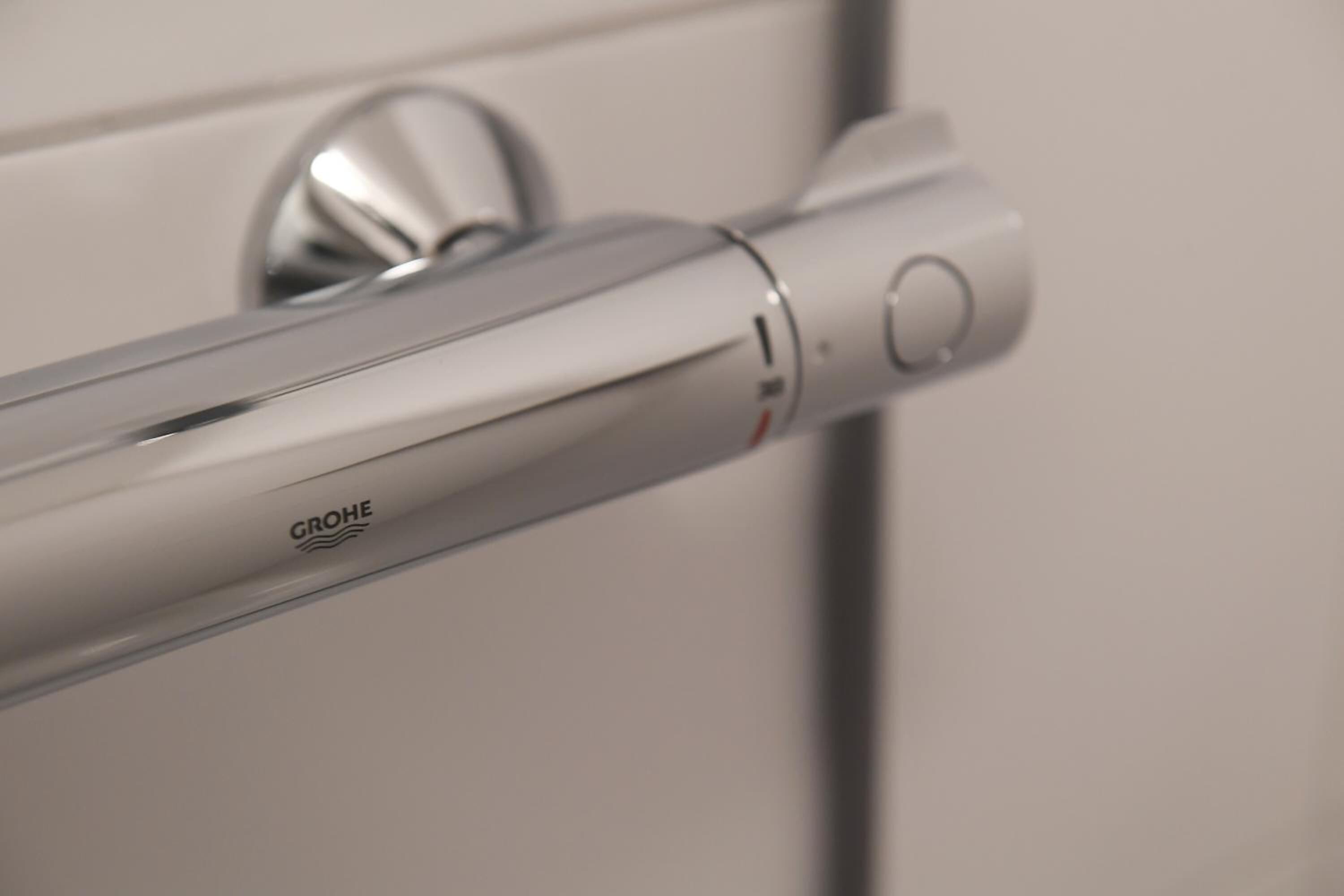 Shower, perlengkapan mandi gratis,  dan handuk