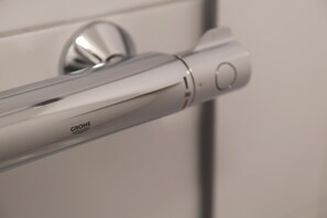 Ducha, artículos de tocador gratuitos, toallas