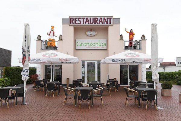 2 restauranter, lunsj, middag og brunsj serveres, indiske retter