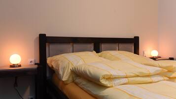 Standaard tweepersoonskamer | Een bureau, een laptopwerkplek, geluiddichte muren, gratis wifi