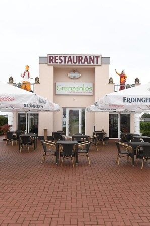 2 restaurantes; se sirven almuerzos, cenas y brunches