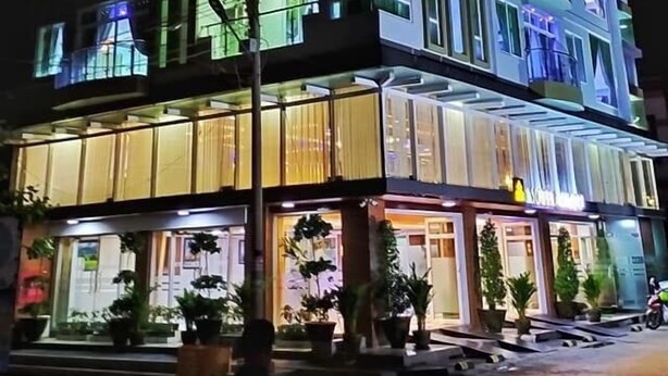 A multi-story hotel with a prominent 'Motel' sign, large windows, and balconies. - Motel Minbu (Minbu)