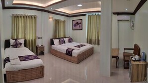 A modern hotel room with two beds, a desk, and a chair. - Motel Minbu (Minbu)