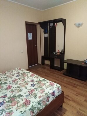 Kahden hengen economy-huone | Äänieristys, silitysrauta/-lauta, ilmainen Wi-Fi, vuodevaatteet