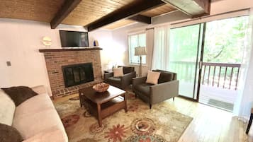 Televisión, chimenea y tenis de mesa
