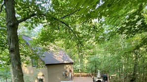 A cabin with a deck, a covered outdoor seating area, and a staircase leading to the entrance. - Facilities all year round (Bushkill)