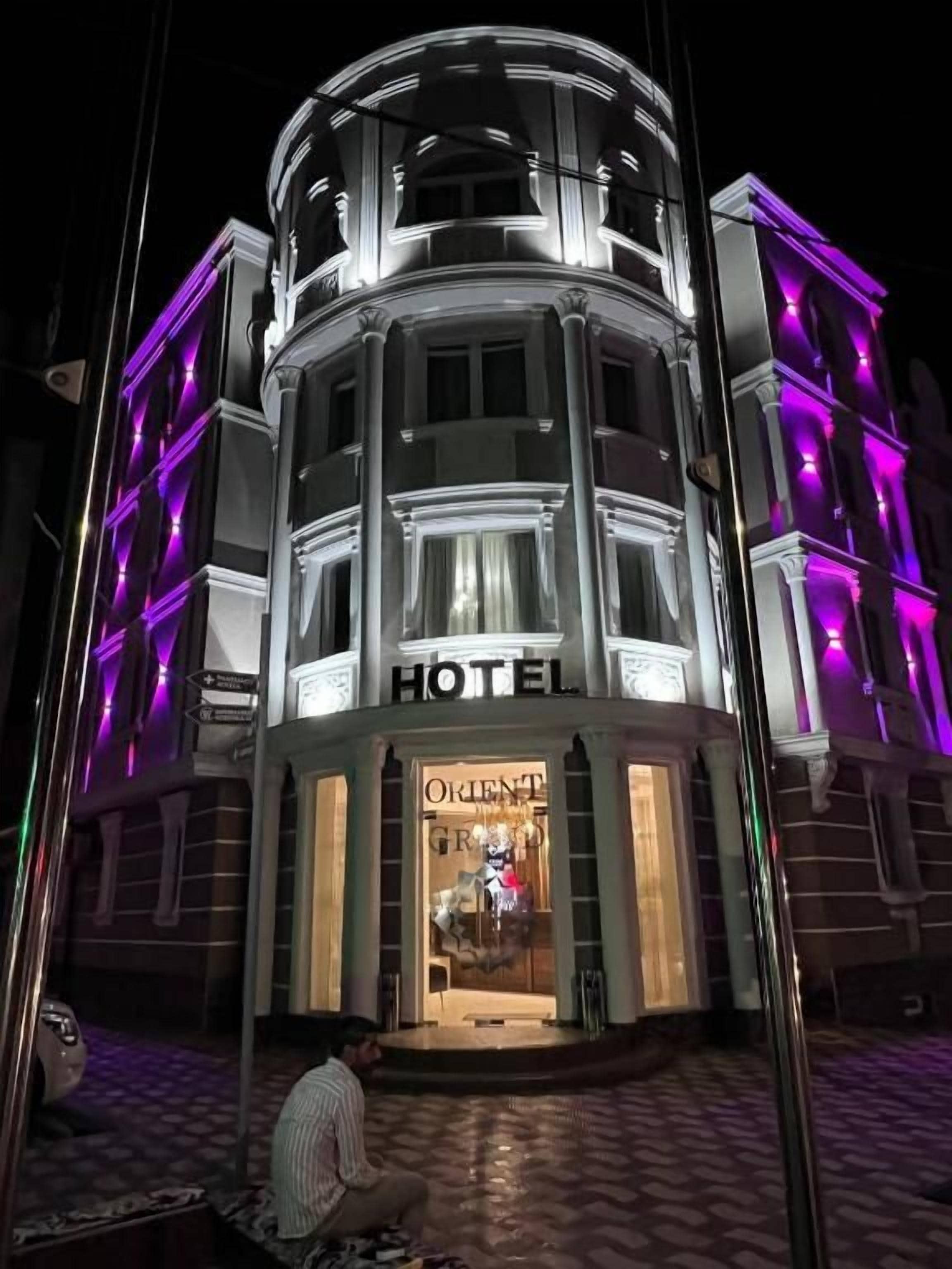 Un hotel con un diseño arquitectónico clásico, que cuenta con una cúpula central y un cartel.