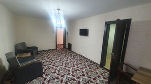 Deluxe Double Room | Living room