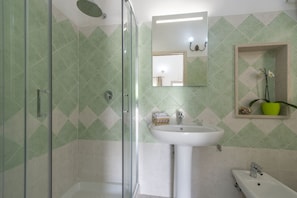 Double Room, Garden View | Bathroom | Shower, rainfall showerhead, hair dryer, bathrobes - Il Mandorlo (Tramonti)