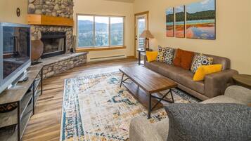 Flat-screen TV, fireplace, Hulu, streaming services