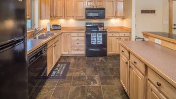 House | Private kitchen | Fridge, microwave, oven, stovetop